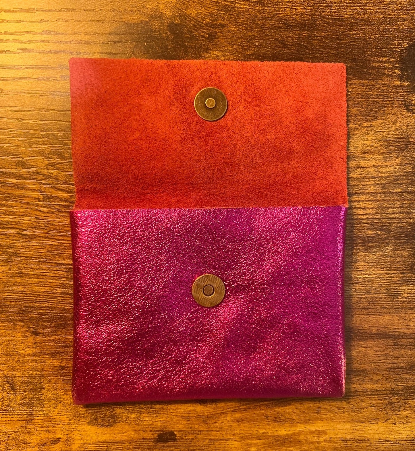 Tarjetero cuero metalizado rosa fucsia
