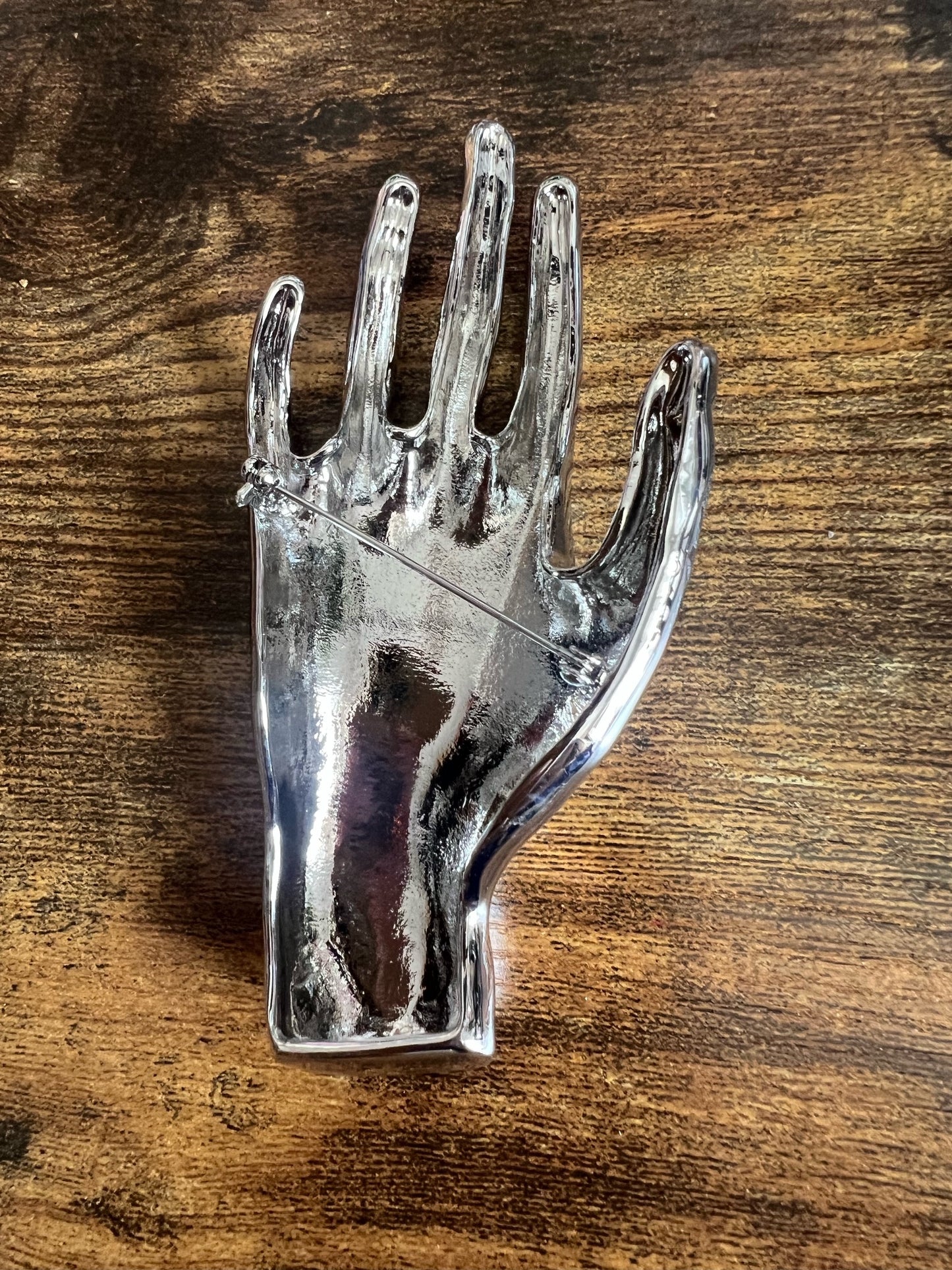 Broche mano plateado