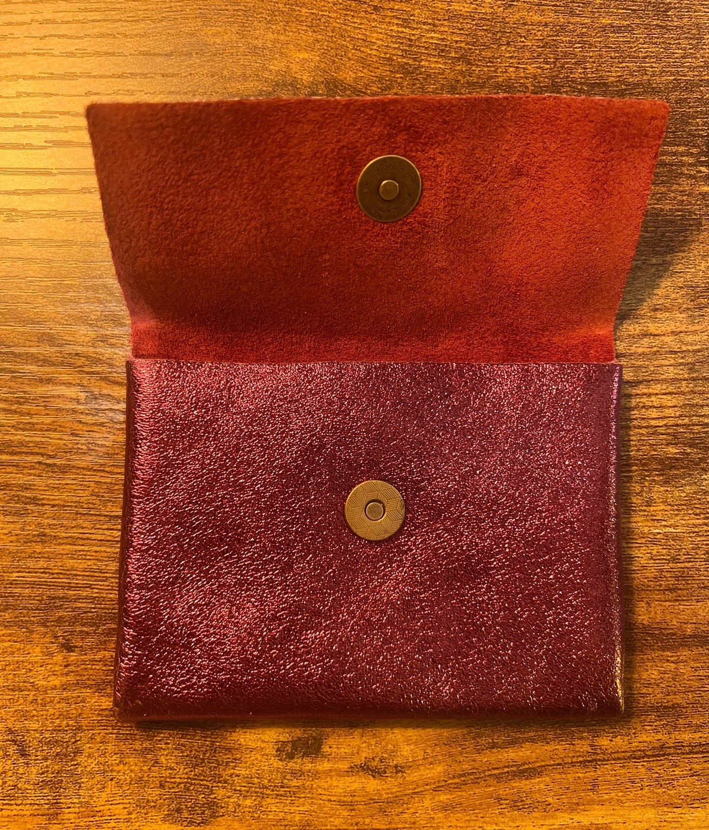 Tarjetero cuero metalizado granate